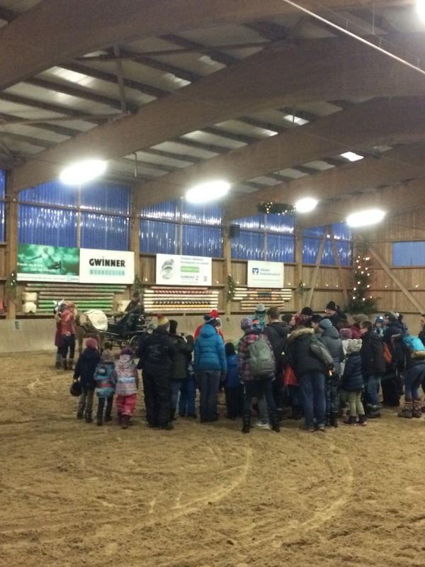 Der Nikolaus kam mit der Kutsche angefahren und brachte viele Kinderaugen zum Strahlen