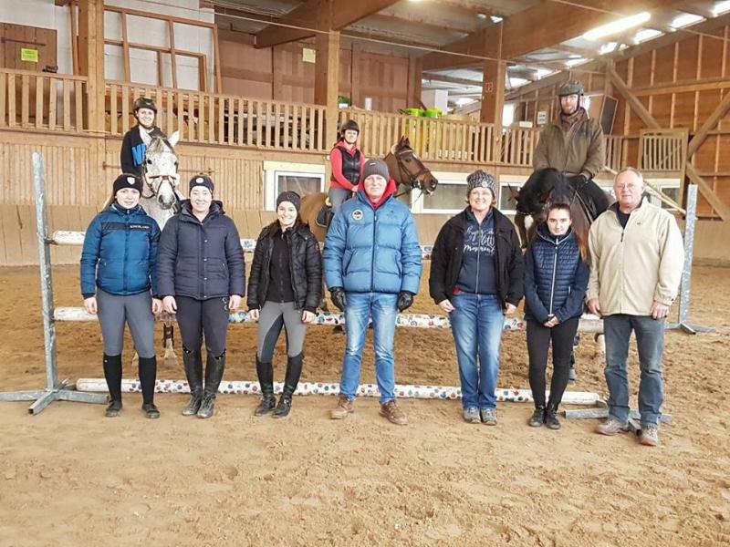 Olaf Peters (Mitte) mit Helfern und Teilnehmern, Organisatorin Melanie David (3. v. r.) und Johannes Pfeifle (Vorsitzender)