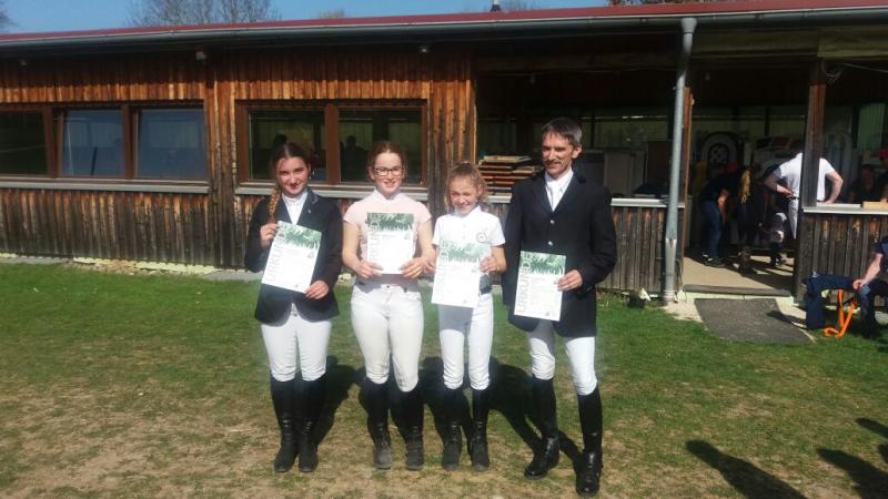 v.l.n.r. Sarah-Marie Denkovska, Marie Geisler, Lena-Mia Magnus, Michael Kohl (Gastreiter beim Reitabzeichenlehrgang)
