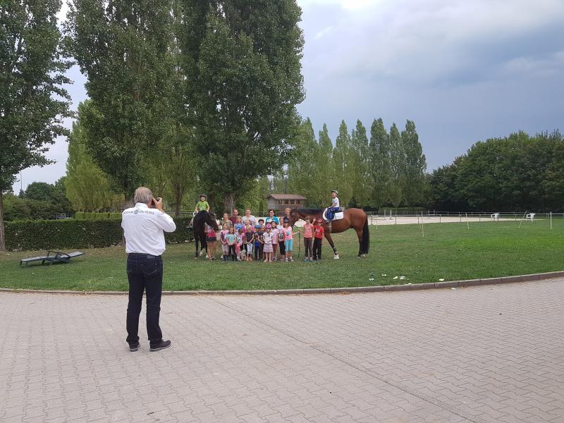 Ein Gruppenfoto wurde aufgenommen